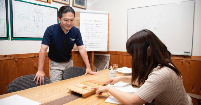 ホワイトボードに書く男性　スタッフ　写真